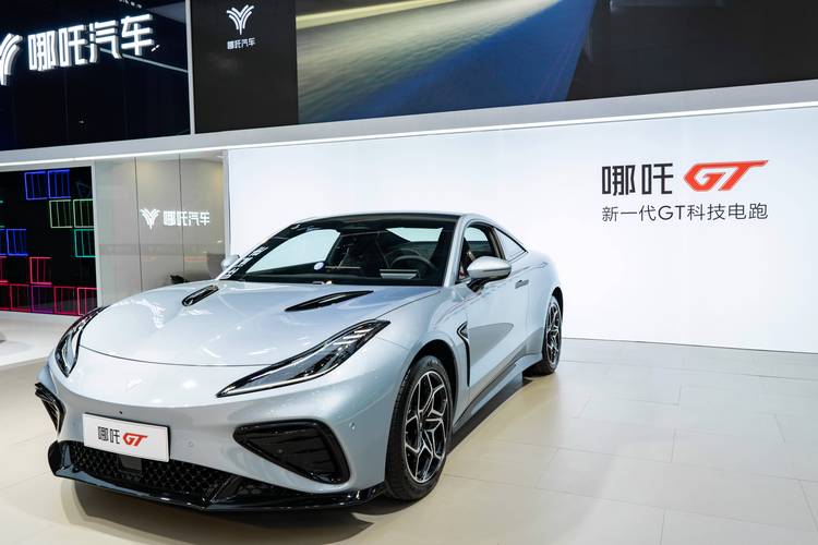 重庆289哪吒汽车在智能汽车领域的表现，领途汽车在新能源汽车市场中的影响力